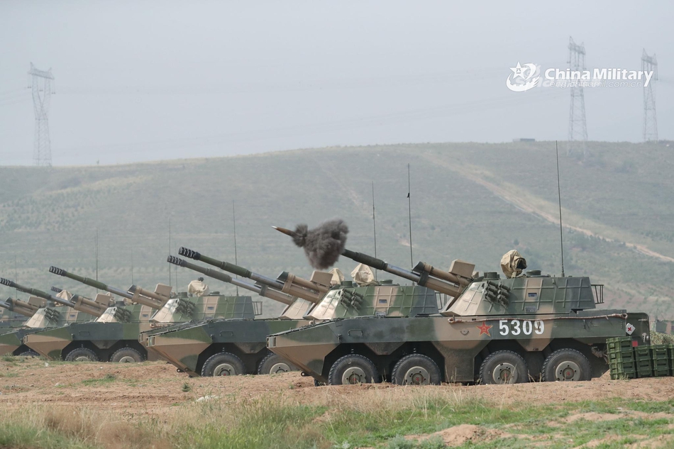 火力突击一肩挑我陆军09式自行榴弹炮野外集群开火