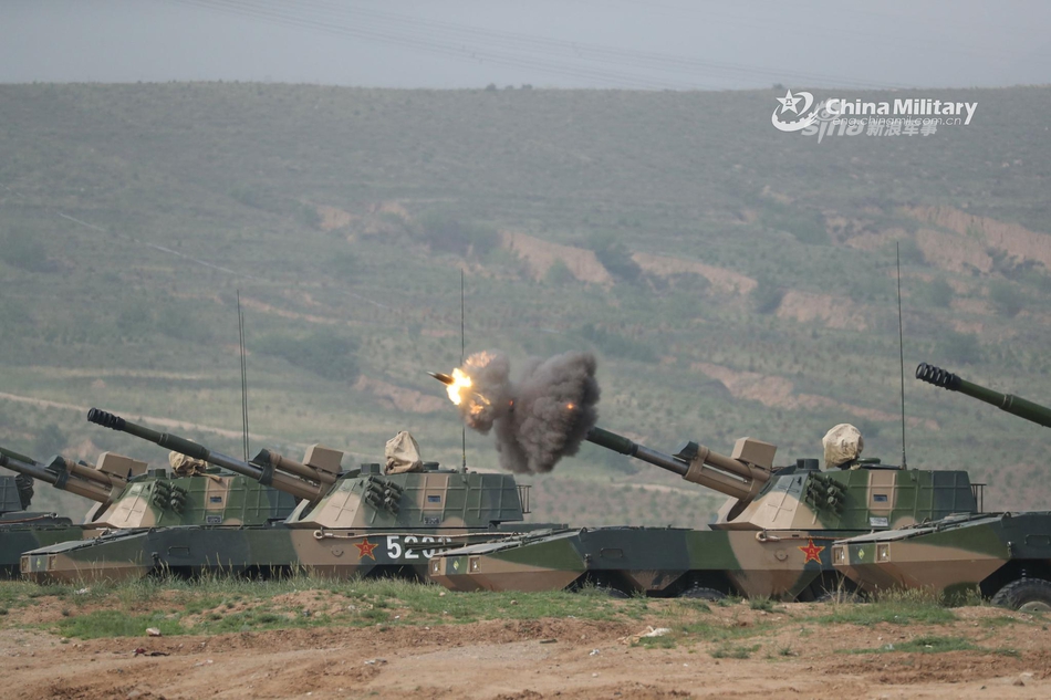 火力突击一肩挑我陆军09式自行榴弹炮野外集群开火