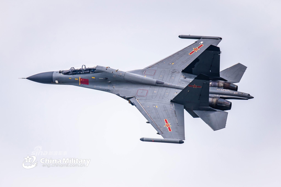 啥时再绕岛?我南部战区国旗旅歼11升空再显凌空英姿