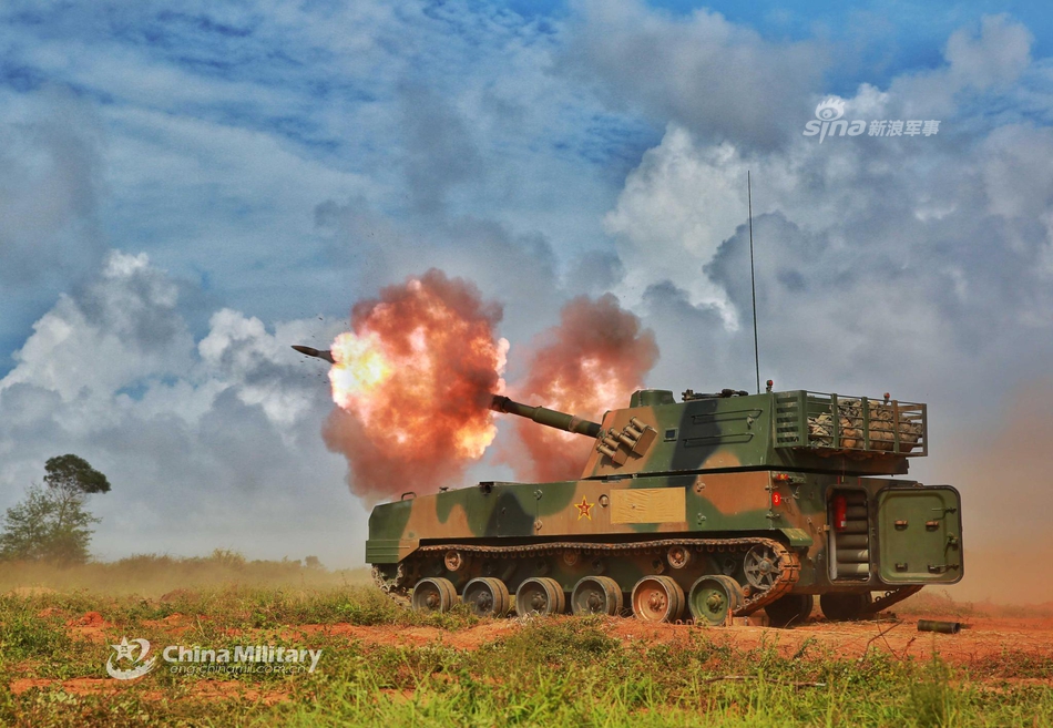 我军plz07自行榴弹炮火力猛射