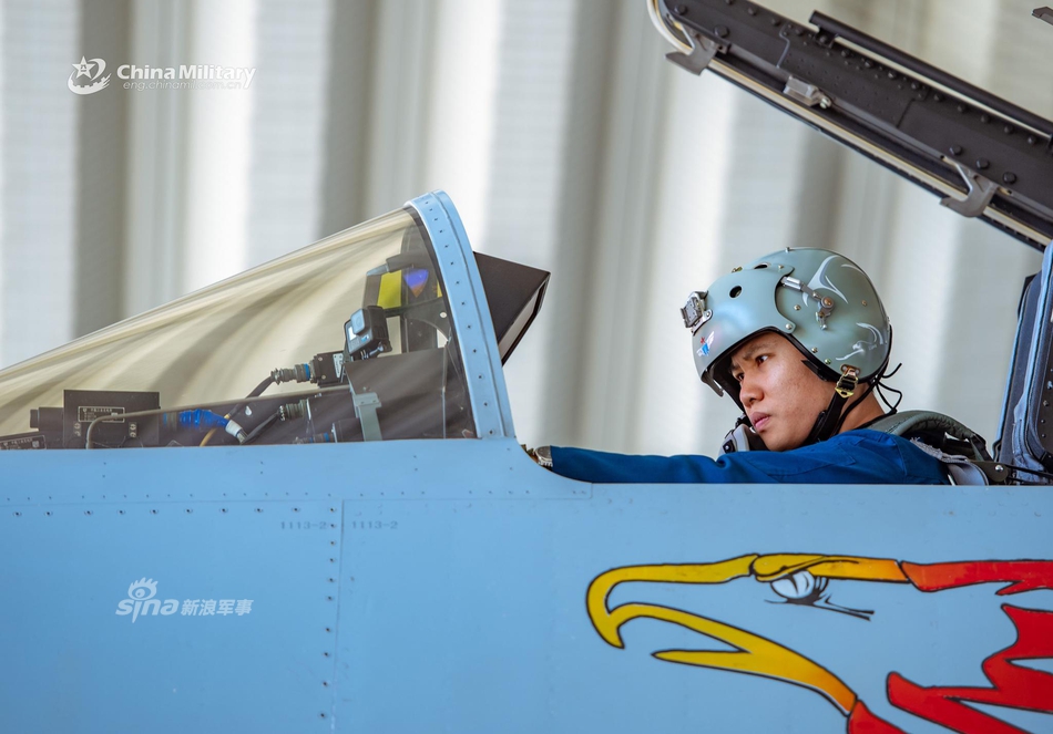 空军颜值担当!我大红鹰旅歼10c也练打火箭弹技巧