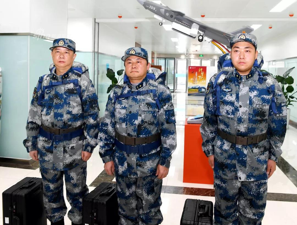 每个人都是英雄!我空军军医大学医疗队奋战疫区前线_高清图集_新浪网