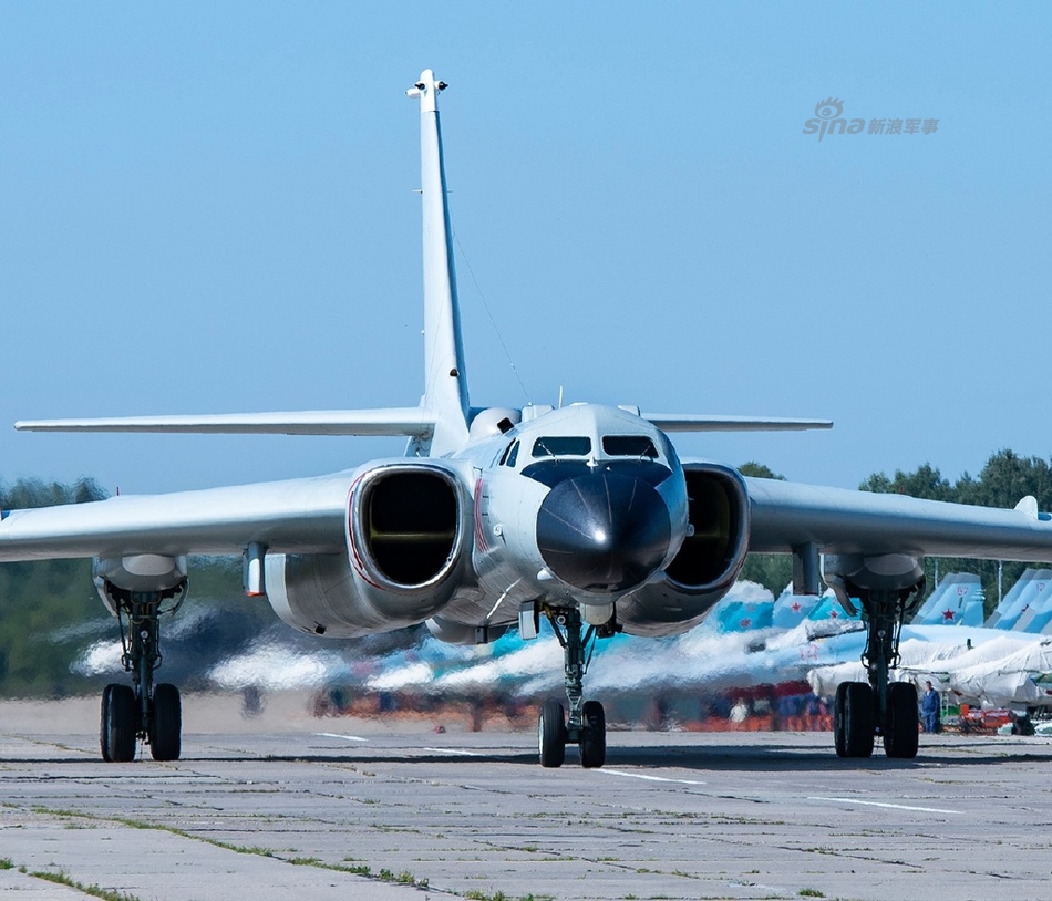 轰6k与图22m3同场竞技飞机刚起飞却被大妈抢镜图