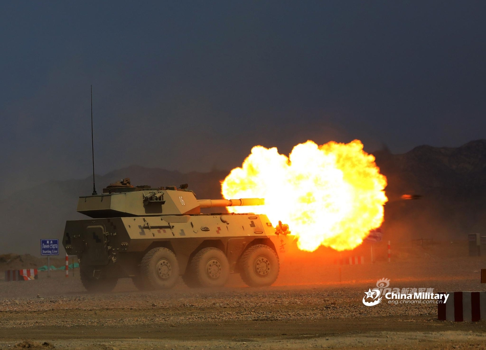 秀给毛子看!我军红箭9反坦克导弹库尔勒赛场开火