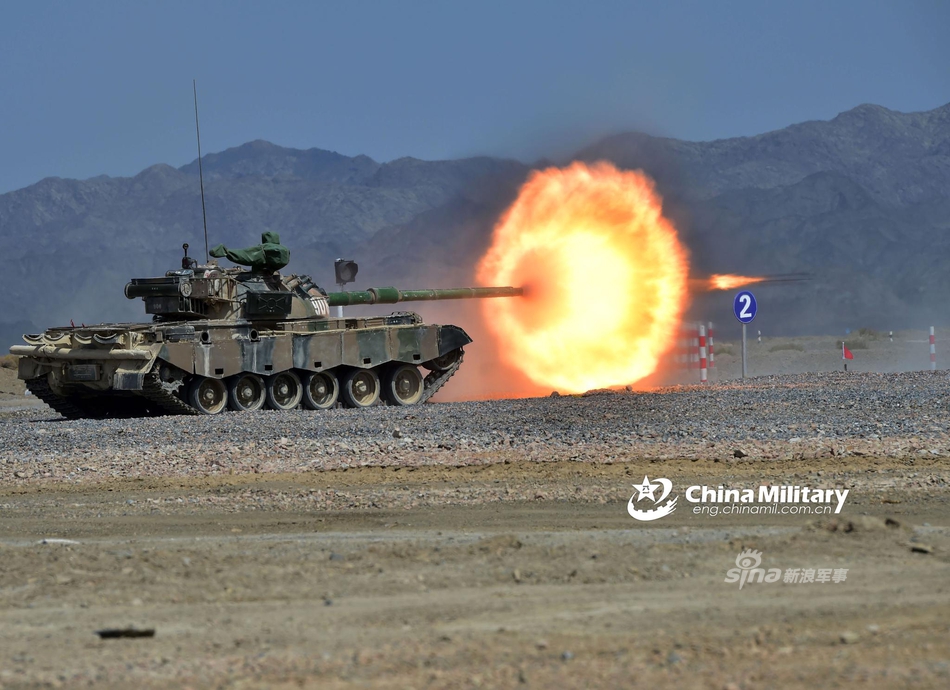 秀给毛子看!我军红箭9反坦克导弹库尔勒赛场开火