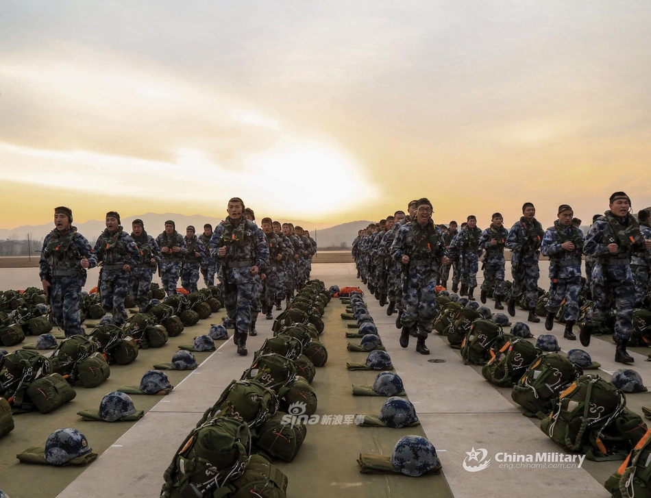 打到海峡对面去我军空降兵部队大规模集群伞降