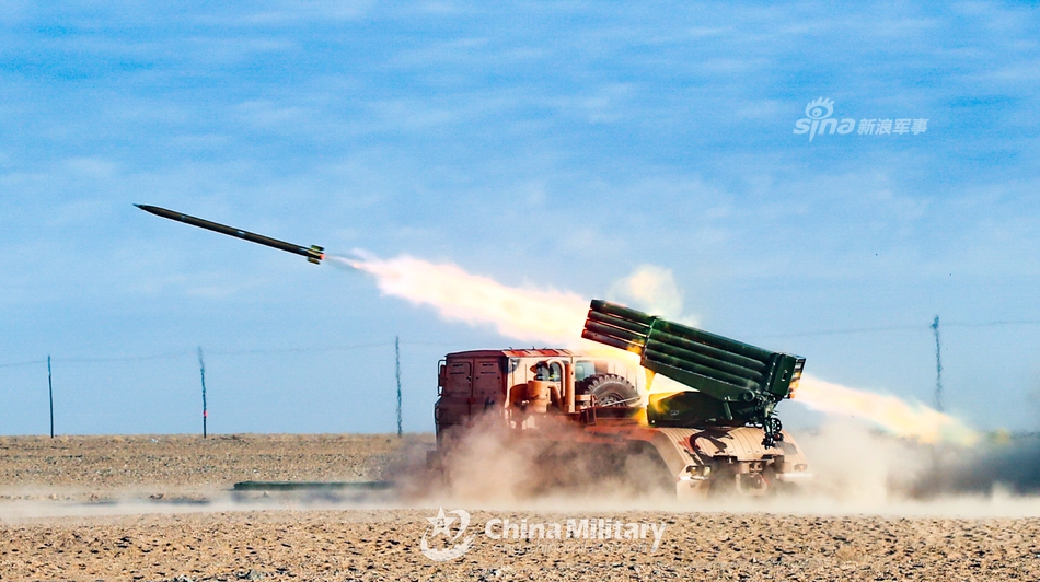 122口径发威!我炮兵81式火箭炮雪域高原实弹猛打