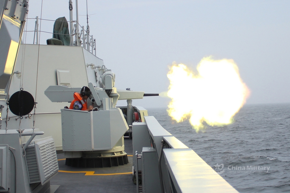 还是个反水雷好手!我军056舰手操速射炮海上猛射
