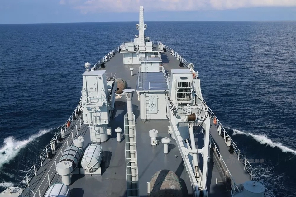 曾是南沙生命线!我军首代岛礁补给舰镜泊湖号退役