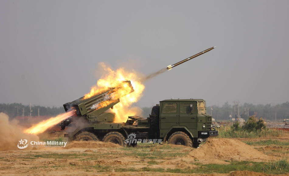 能打40公里!我军81式122毫米火箭炮高原火力猛打