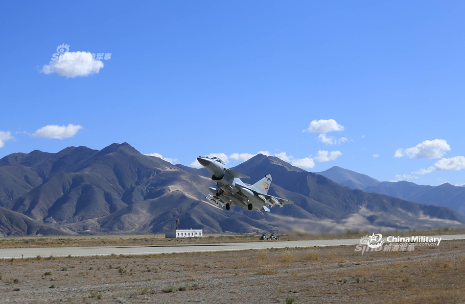 开年就亮剑!我南部战区大红鹰旅歼10c携挂pl12开训