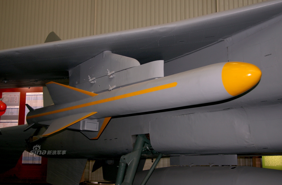 历史风味地勤服!我军歼轰-7a挂装kd-88空地导弹