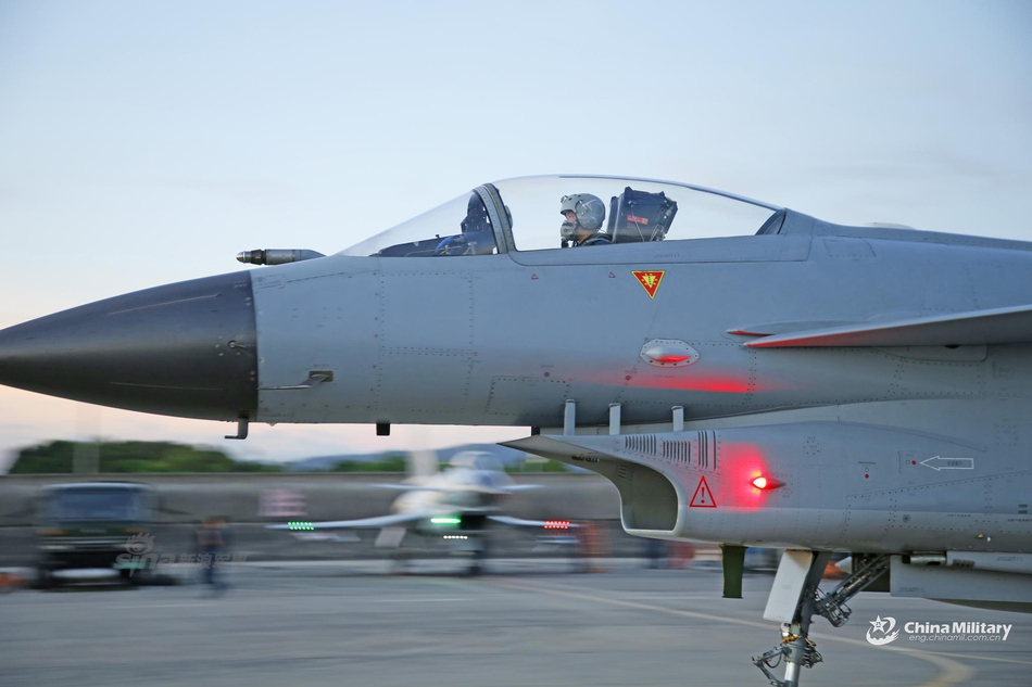 别拿豆包不当干粮!我军歼10a战机严寒依旧苦练技能