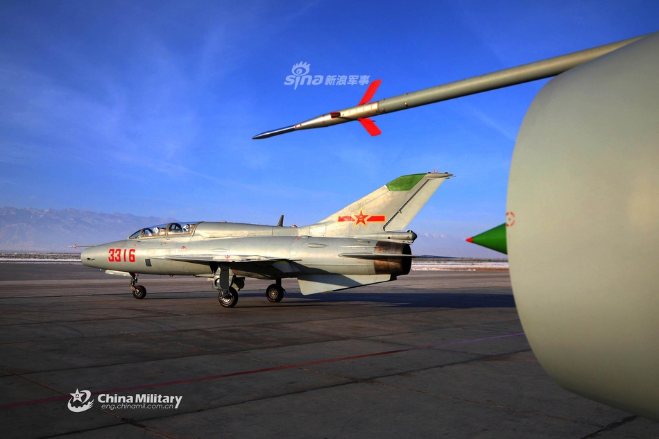 年底该打钱了!我空军老将歼教7教学场上曝q照