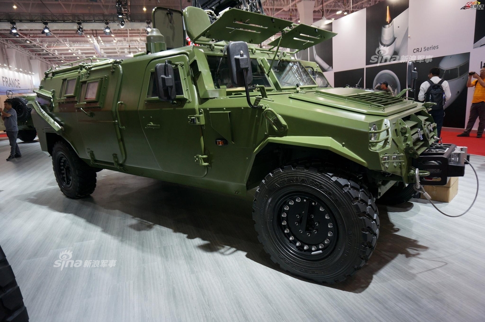 性能远超美军悍马!解放军猛士军车造型很威猛