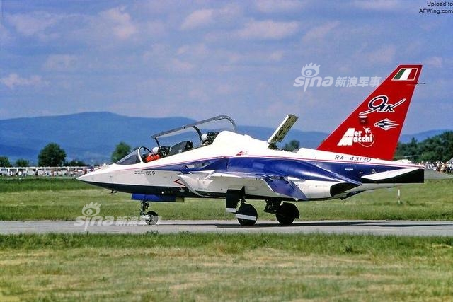 1 / 16 雅克-130的最大过载-3到 8g,在450节(833公里/小时)速度下可以