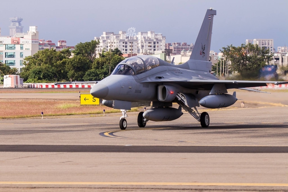 曾抢下中国l15订单!韩国教练机t50飞抵泰国交付