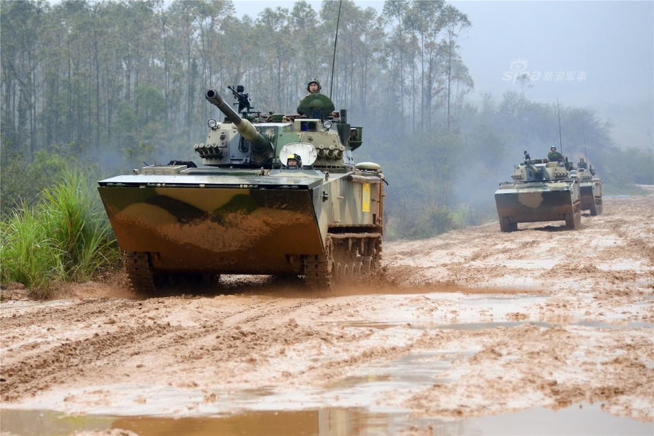 炮口直指台海作战!我军05式两栖步战车山区实射