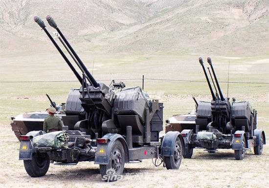 同时解放军也在使用35mm自动高炮,从引进瑞士厄利空高炮技术,许可证