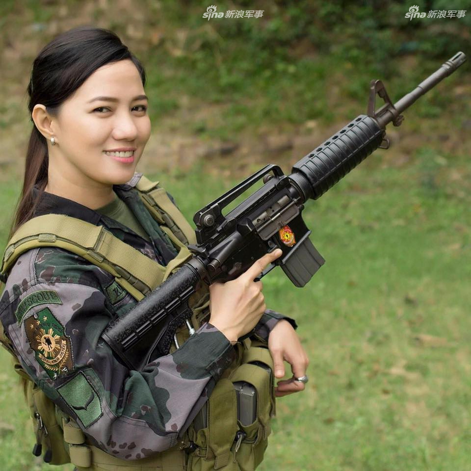 菲律宾女警性感美走红 拿大枪涂红唇令人激动