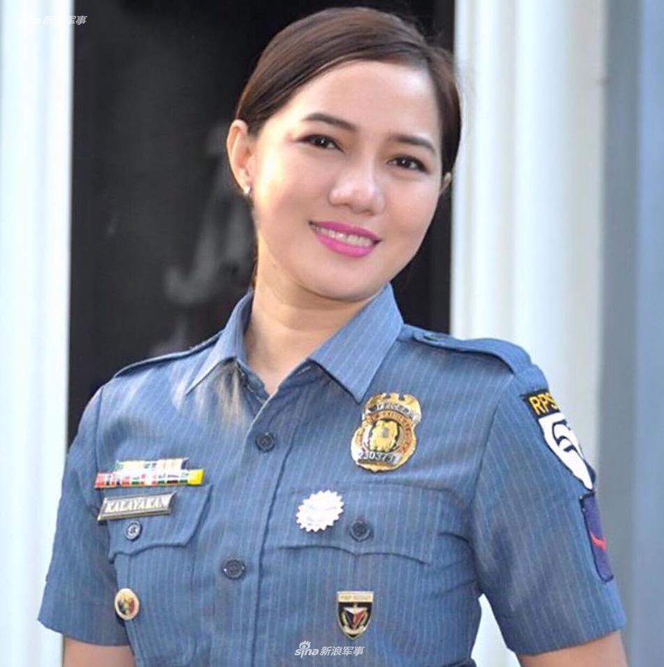 菲律宾女警性感美走红 拿大枪涂红唇令人激动