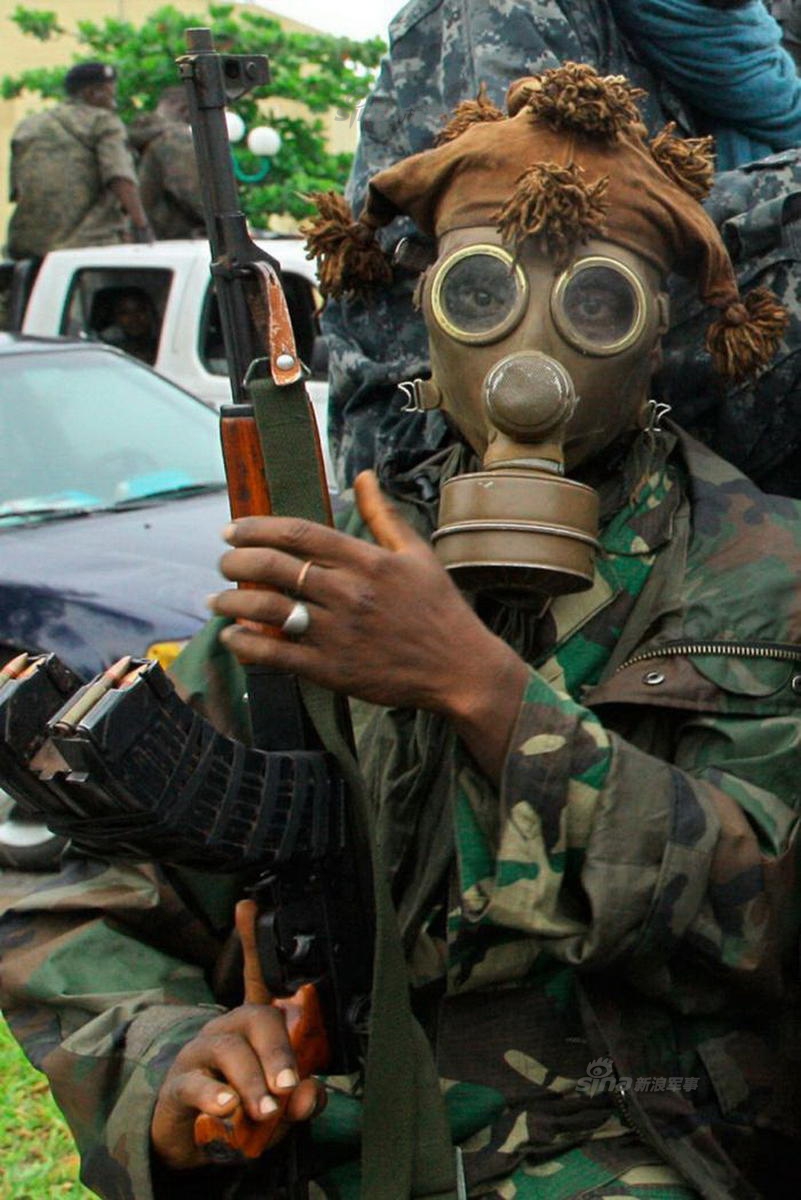 黑蜀黍也有高科技!非洲黑妹女兵玩起肩扛式导弹