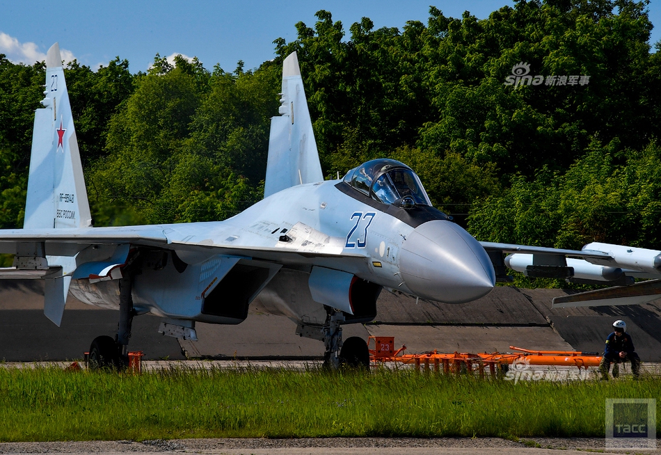 7/ 40苏-35s是一种空中优势战斗机,配装两台117s推力矢量发动机,可