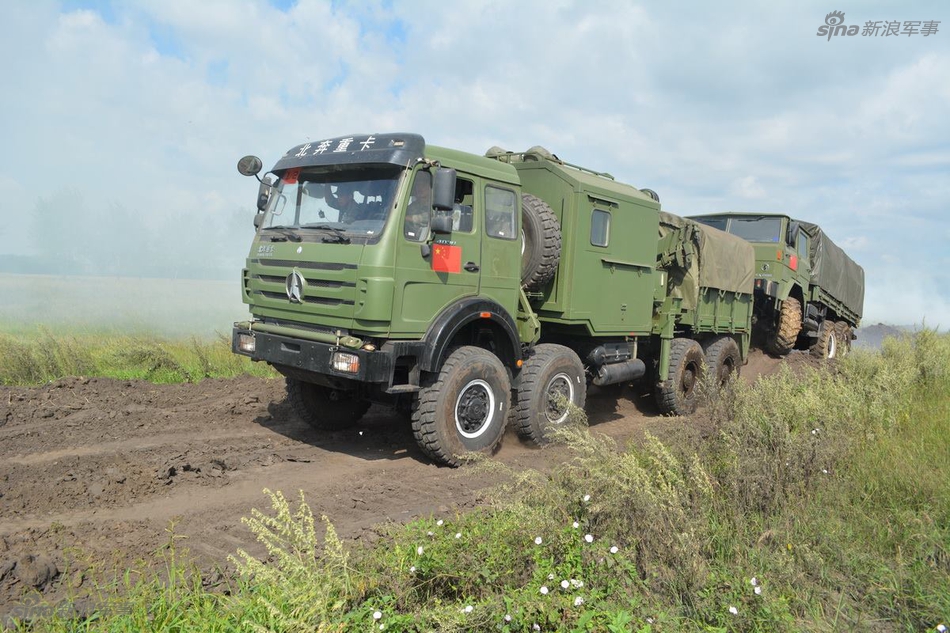 请看解放军工程车在俄训练照