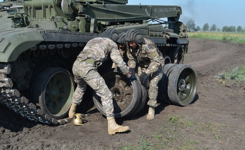 试问修车哪家强?请看解放军工程车在俄训练照