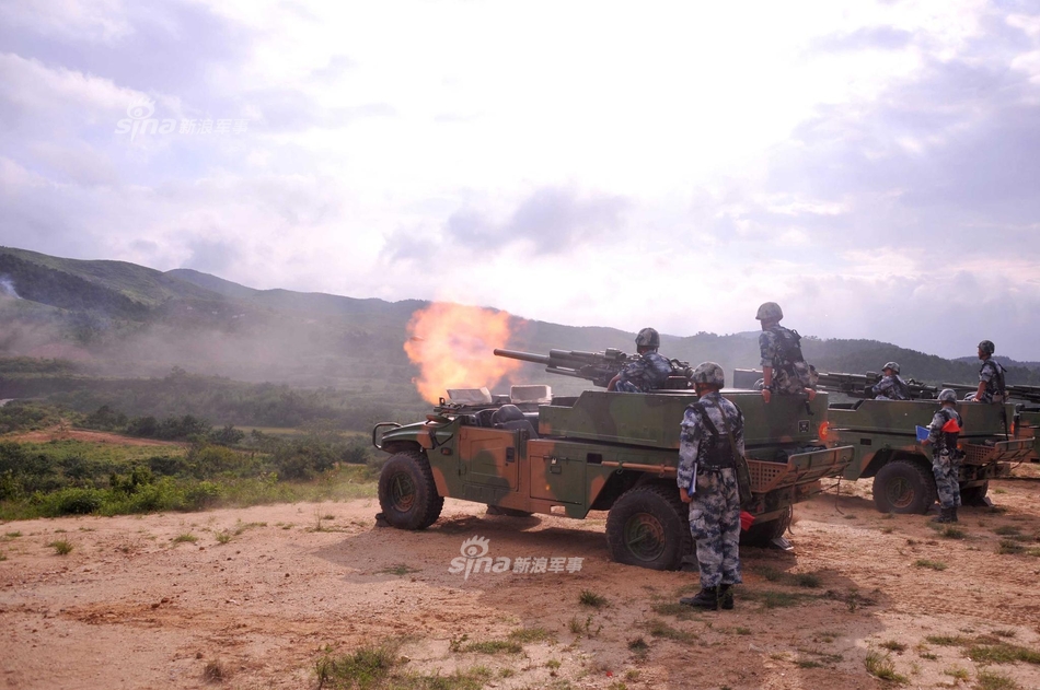 打了就跑!解放军82毫米自行式速射迫击炮实弹射击