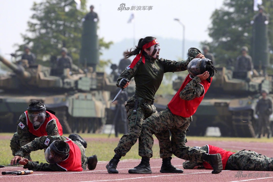 天桥卖艺!韩国女子特种兵手劈12块瓦片板子