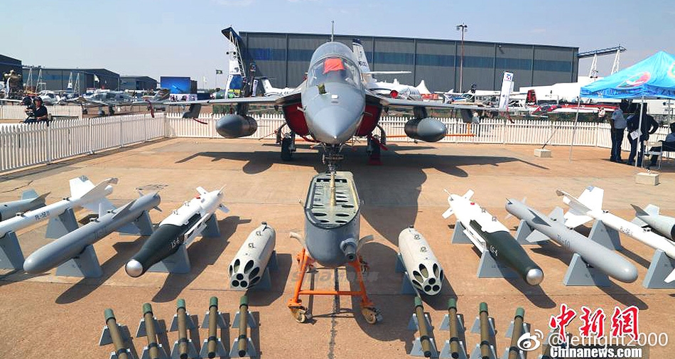 黑蜀黍大爱!正从低空掠过的赞比亚空军l15战机