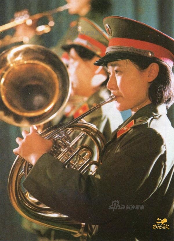 生活是多姿多彩上世纪80年代的解放军女兵文艺范十足