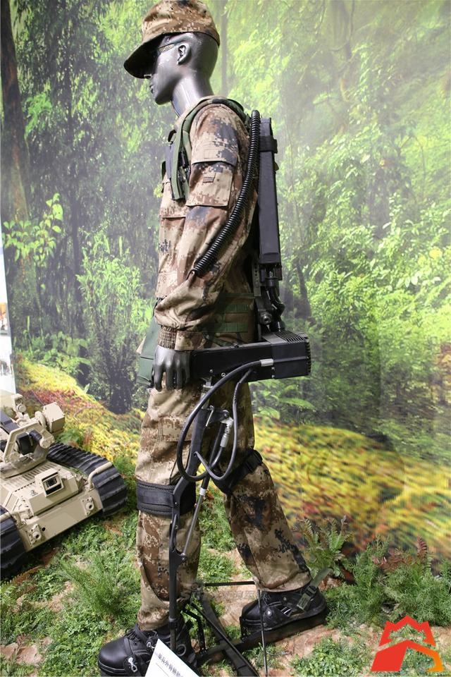 黑科技!中国国产单兵外骨骼和四足机器狗曝光