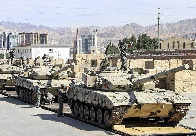 涂装也是战斗力!首见解放军99a坦克新型荒漠迷