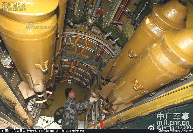 轰-6k机腹弹仓曝光内部细节