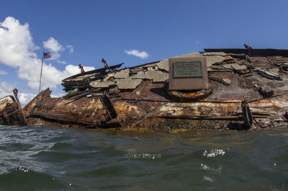 3 / 9 由于珍珠港是一个浅水港,倾覆的犹他号战列舰大半个身子虽已入