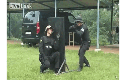 作秀呢？韩国反恐部队的射击花样百出 令人眼花缭乱