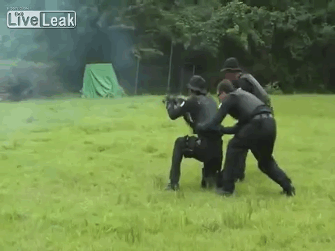 作秀呢？韩国反恐部队的射击花样百出 令人眼花缭乱