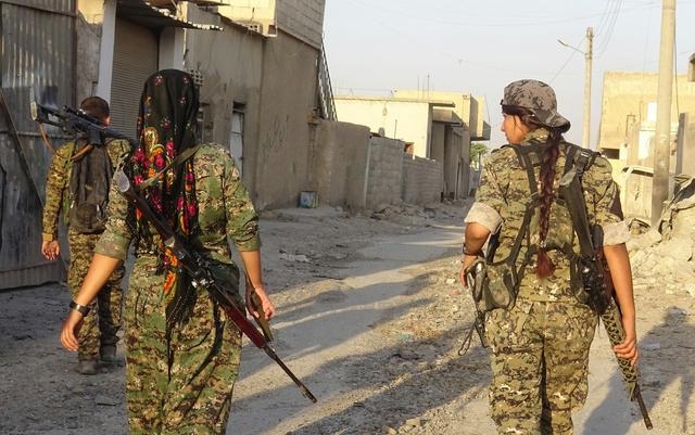 战场玫瑰让武装分子闻风丧胆 身穿中国样式的迷彩最迷人