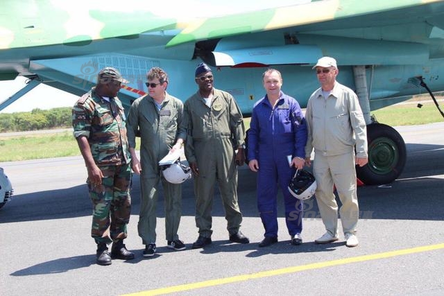 近日,外媒曝光了安哥拉空军涂装的苏-30k飞抵安哥拉机场的照片,同样