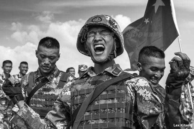 黑与白体现出中国军人的坚毅顽强