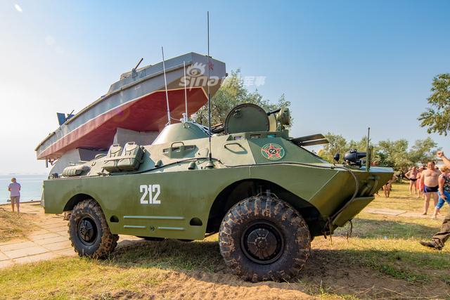 3 / 8 改装后的brdm-2两栖装甲侦察车展示两栖能力,什么豪车在它面前