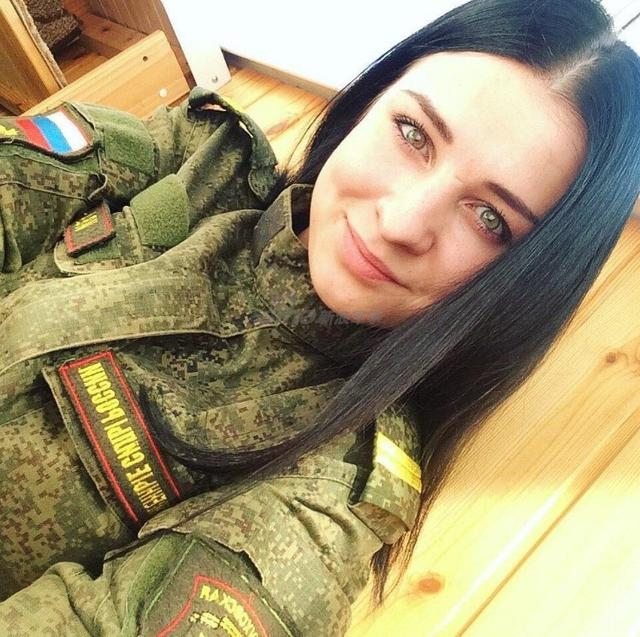 俄罗斯女兵个个貌美如花 一举动让男人也钦佩