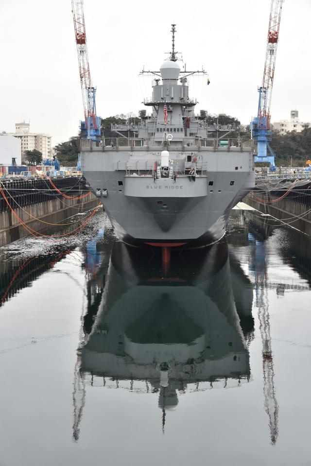 当地时间2017年12月29日,美国海军第七舰队旗舰"蓝岭"号(lcc 19)的