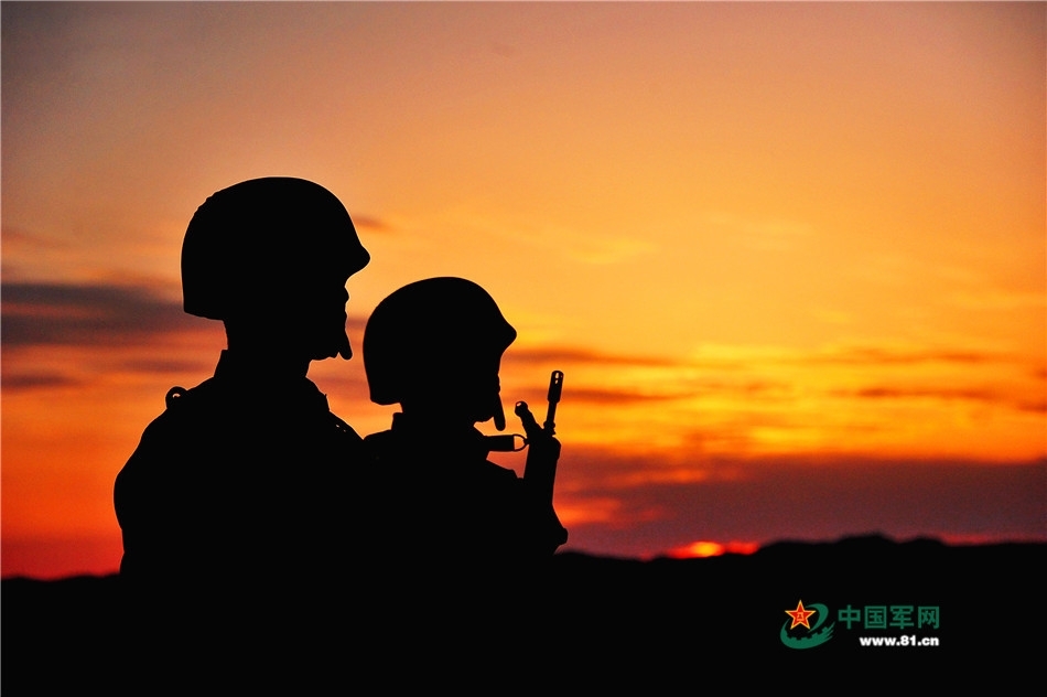 铭记历史,守望和平!火箭军8枚东风-15b威慑对岸