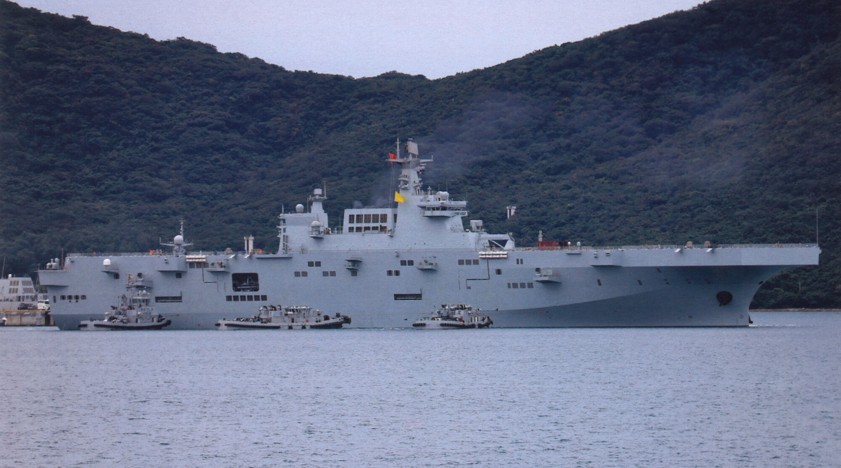 075两栖攻击舰南方某港高清照