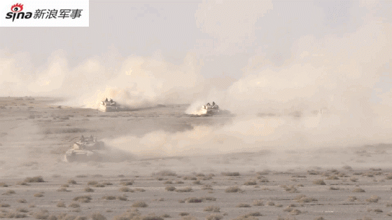 土豪旅装甲洪流！我陆军沙漠迷彩99A坦克亮剑戈壁