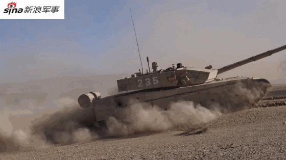 土豪旅装甲洪流！我陆军沙漠迷彩99A坦克亮剑戈壁