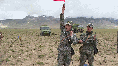 震慑印度：解放军炮兵在西藏高原军演火力全开